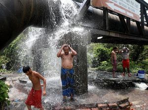 Gelombang Panas di India Bikin Warga Kolkata Asyik Main Pancuran