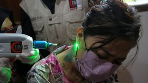Jelang Lebaran, Warga Antre Hapus Tato Gratis