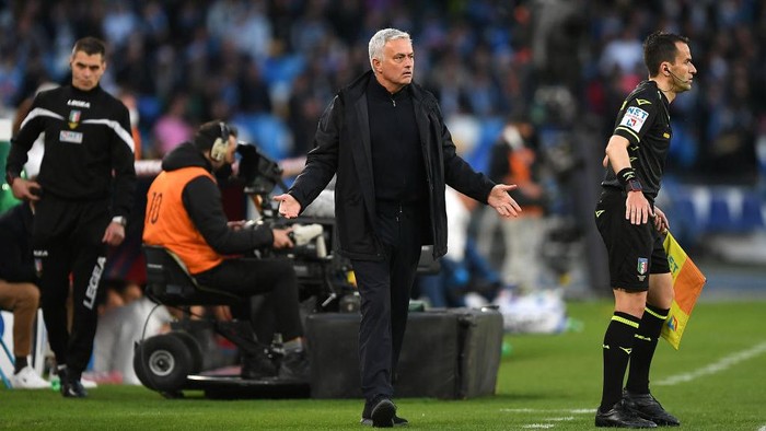 NAPLES, ITALY - APRIL 18: Jose Mourinho, Manager of AS Roma, reacts during the Serie A match between SSC Napoli and AS Roma at Stadio Diego Armando Maradona on April 18, 2022 in Naples, Italy. (Photo by Francesco Pecoraro/Getty Images)