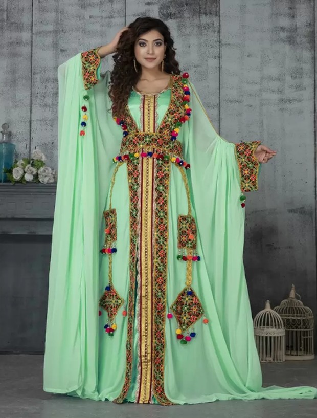 Kaftan Perempuan/Foto : kolkozy.com Kaftan untuk perempuan mempunyai desain yang membentuk tubuh dan dikenakan bersama tali pinggang