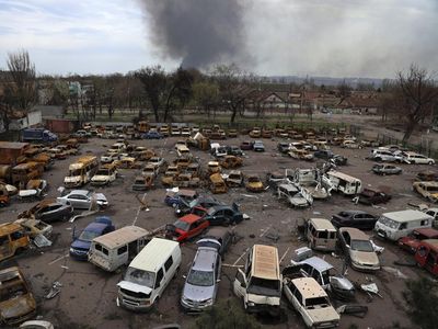 Pabrik Baja di Mariupol Jadi Kuburan Mobil Gegara Perang