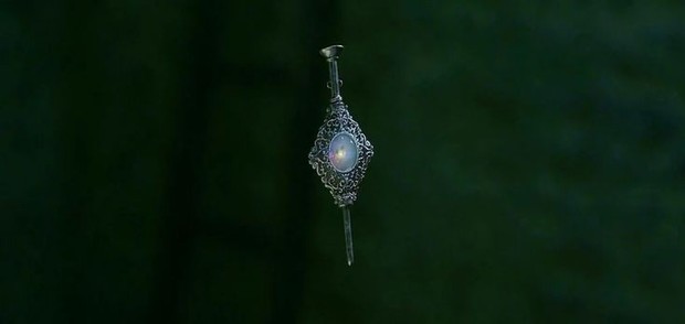 Kalung perjanjian darah Grindelwald/Foto: Pinterest.com/Harry Potter Wiki Kalung perjanjian darah Grindelwald