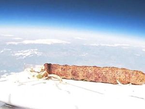 Diterbangkan ke Luar Angkasa, Kebab Ini Malah Jatuh ke Laut