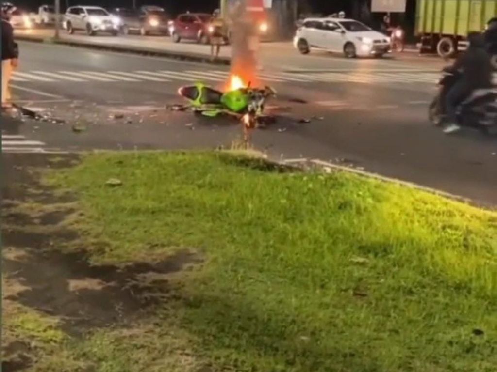 Kawasaki Ninja Terbakar Tabrak Rush di Gianyar, Pengendara Kritis