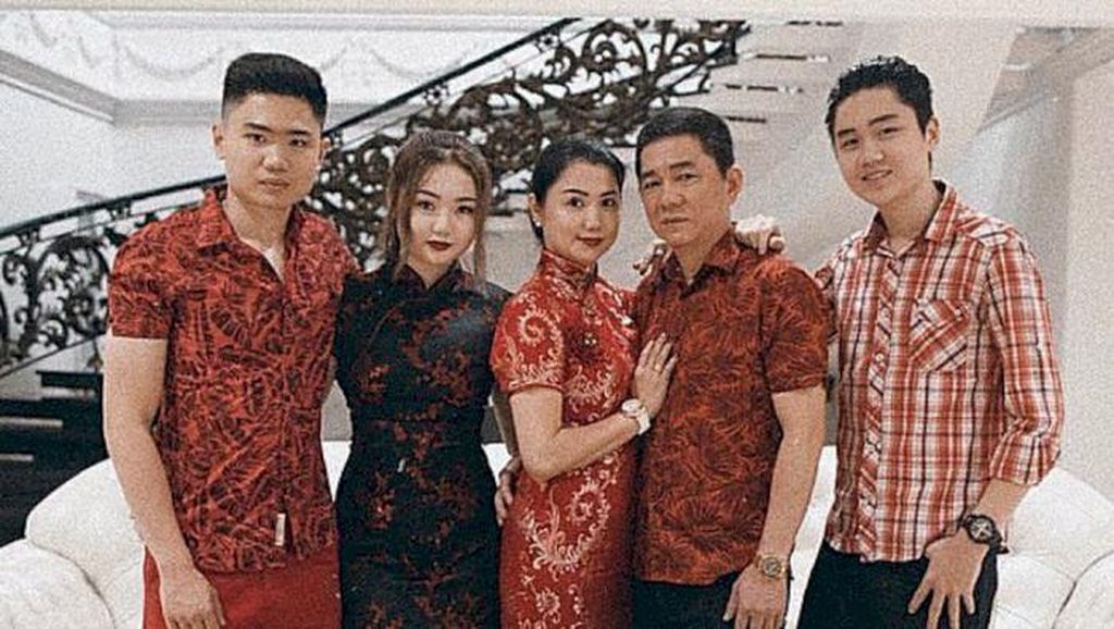 7 Foto Vanessa Khong dan Keluarga, Kini Ditahan Bersama Ayah