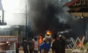 Kios Bensin Terbakar di Jampang, Asap Hitam Membumbung Tinggi Kios Bensin Terbakar di Jampang, Asap Hitam Membumbung Tinggi