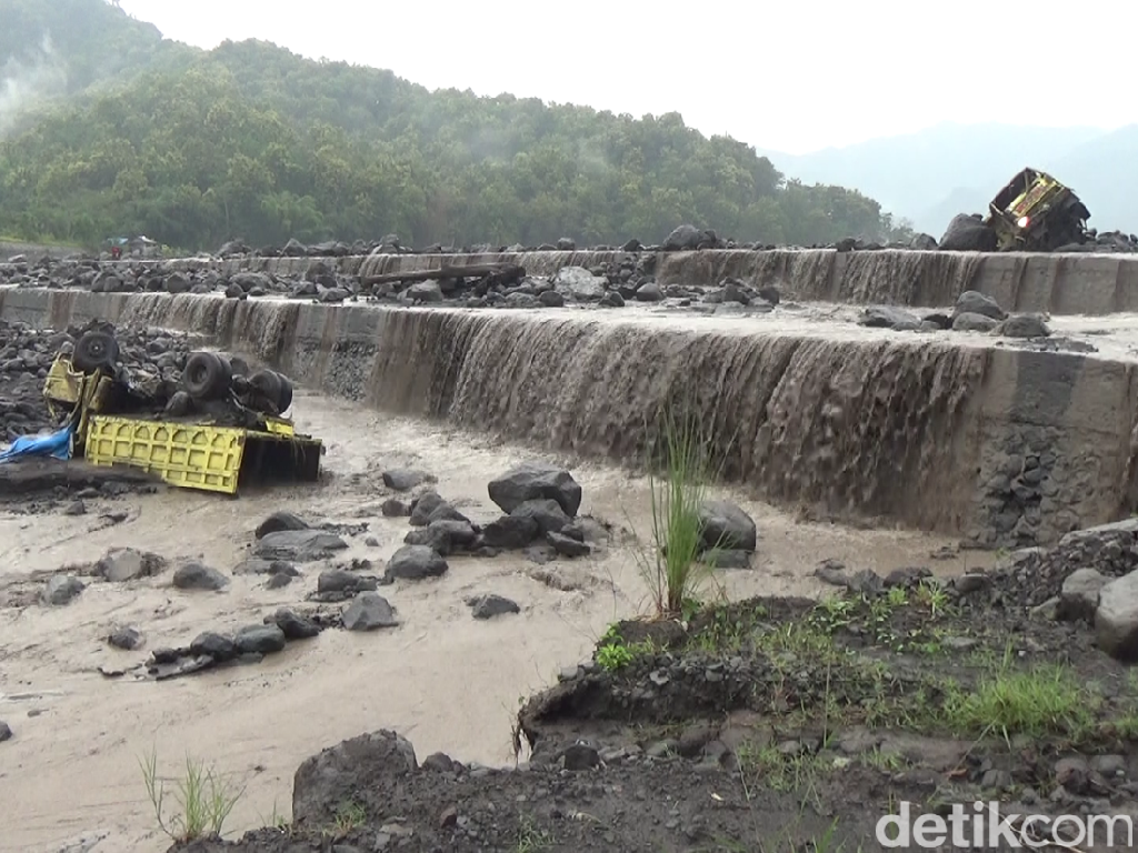 Dua Truk Penambang Batu di Lumajang Terseret Banjir Lahar Dingin Semeru