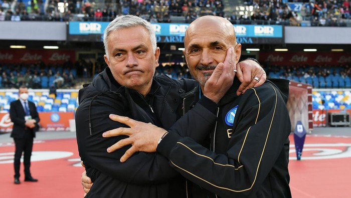 NAPLES, ITALY - APRIL 18: Jose Mourinho, Manager of AS Roma, with Luciano Spalletti, Manager of Napoli, prior to kick off of the Serie A match between SSC Napoli and AS Roma at Stadio Diego Armando Maradona on April 18, 2022 in Naples, Italy. (Photo by Francesco Pecoraro/Getty Images)