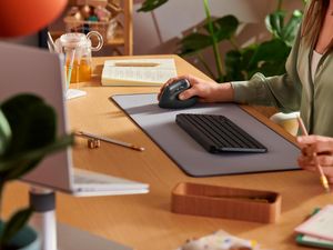 Ini Dia Lift, Mouse Vertikal Logitech Baru yang Unik