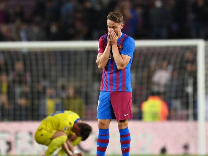 BARCELONA, SPAIN - APRIL 18: Luuk de Jong of Barcelona reacts after the final whistle of during the LaLiga Santander match between FC Barcelona and Cadiz CF at Camp Nou on April 18, 2022 in Barcelona, Spain. (Photo by David Ramos/Getty Images)