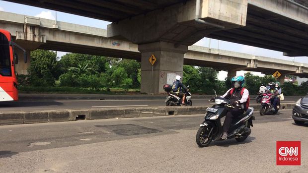 Jalan Raya Kalimalang di Jakarta, Selasa (19/4)