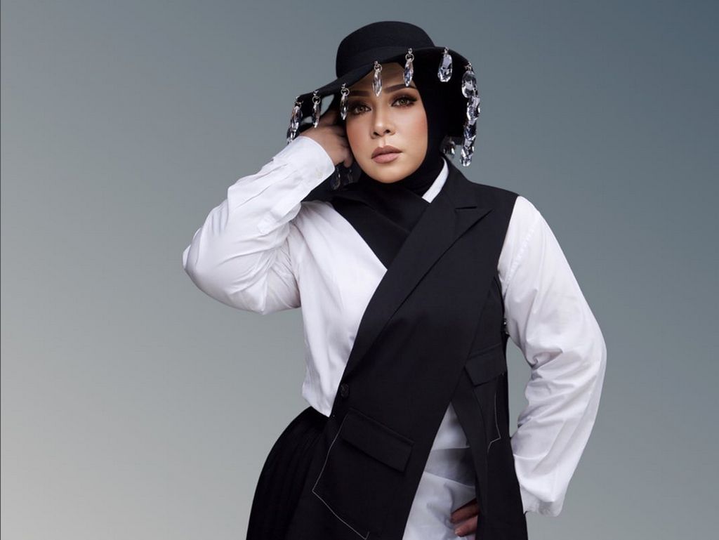 Melly Goeslaw Lakukan Bariatrik, Ini 6 Artis yang Juga Operasi Demi Langsing Melly Goeslaw Lakukan Bariatrik, Ini 6 Artis yang Juga Operasi Demi Langsing