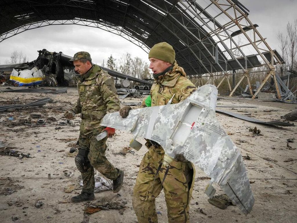 Menyisir Ranjau Aktif di Bangkai Pesawat Antonov, Ukraina Menyisir Ranjau Aktif di Bangkai Pesawat Antonov, Ukraina