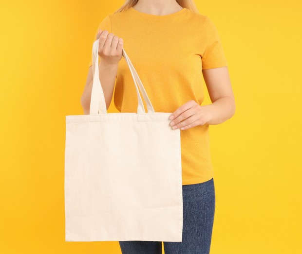 Menggunakan kantong belanja