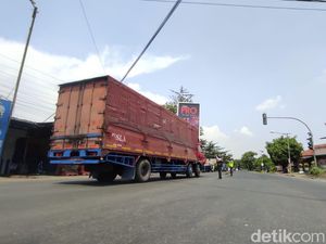 Polisi Simulasi Contraflow Arus Mudik di Bypass Mojokerto, Efektifkah?