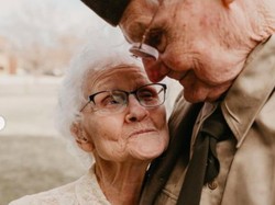 Viral Nenek Pakai Gaun Pengantin 70 Tahun Lalu untuk Pemotretan Wedding