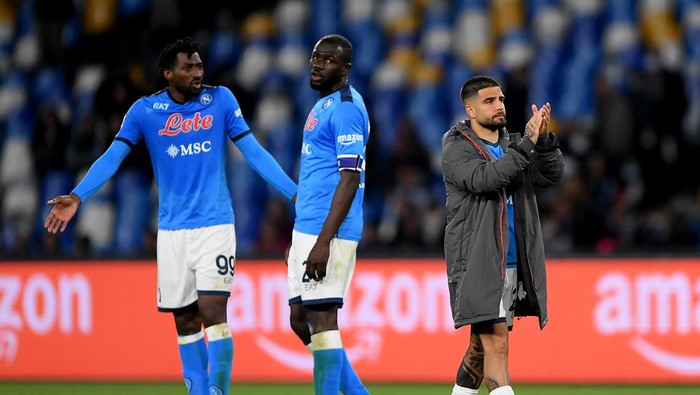 NAPLES, ITALY - APRIL 18: Andre-Frank Zambo Anguissa and Kalidou Koulibaly react as Lorenzo Insigne of Napoli applauds their fans after the final whistle of the Serie A match between SSC Napoli and AS Roma at Stadio Diego Armando Maradona on April 18, 2022 in Naples, Italy. (Photo by Francesco Pecoraro/Getty Images)