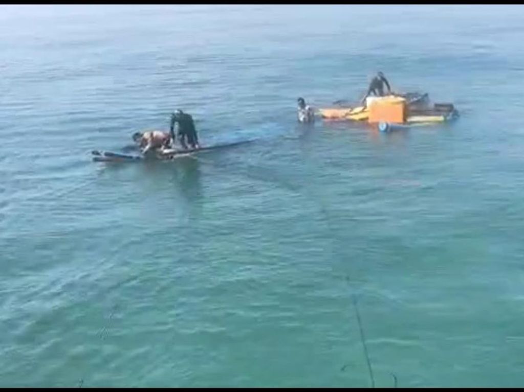 Kapal Nelayan Terbalik Disapu Ombak Santolo, Evakuasi Berjalan Dramatis Kapal Nelayan Terbalik Disapu Ombak Santolo, Evakuasi Berjalan Dramatis