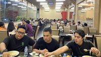 Mengintip Fenomena Sahur Anak Jaksel di Restoran Padang
