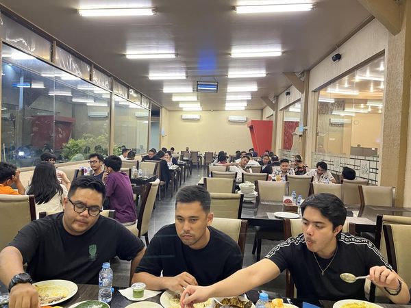 Mengintip Fenomena Sahur Anak Jaksel di Restoran Padang