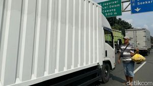 Pedagang Asongan Nekat Jualan di Tengah Kemacetan Tol Jakarta