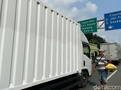 Pedagang Asongan Nekat Jualan di Tengah Kemacetan Tol Jakarta