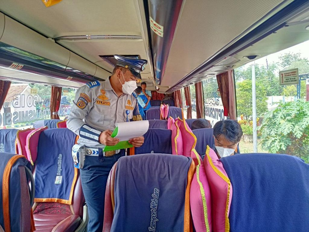 Pemudik Kerepotan Tunjukkan Kartu Vaksinasi, BPTD Jatim: Sesuai Prosedur Pemudik Kerepotan Tunjukkan Kartu Vaksinasi, BPTD Jatim: Sesuai Prosedur