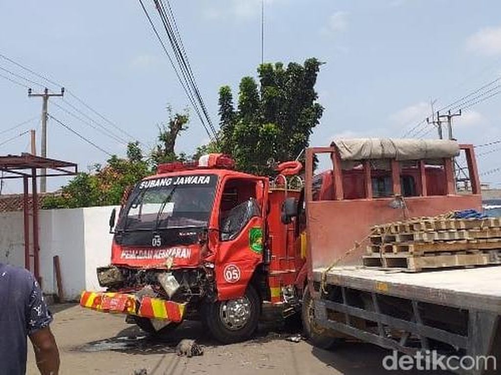 Kejar Kebakaran, Mobil Damkar Subang Tabrak Truk di Pagaden