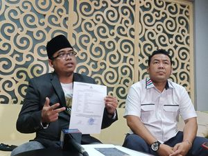 Pengacara Gelar Sayembara Rp 50 Juta Cari Pelaku Pelucutan Celana Ade Armando Pengacara Gelar Sayembara Rp 50 Juta Cari Pelaku Pelucutan Celana Ade Armando