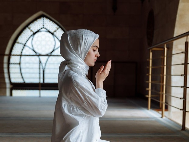 Perempuan haid masih boleh berdoa. Niscaya tetap mendapatkan malam Lailatul Qadar/Foto: pexels.com/Thirdman
