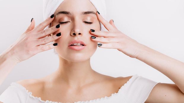 Pijat Wajah dengan Serum