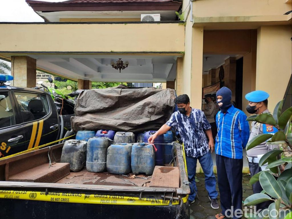 Timbun Solar untuk Pemanas Kandang Ayam, Pria di Gunungkidul Diringkus Timbun Solar untuk Pemanas Kandang Ayam, Pria di Gunungkidul Diringkus