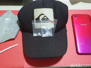 Polisi Bekuk Pria Sembunyikan Sabu dalam Masker dan Topi di Surabaya
