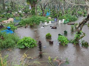 Banjir Luapan Sungai Janti Merendam Puluhan Makam di Kota Malang