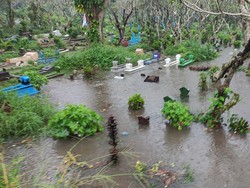 Banjir Luapan Sungai Janti Merendam Puluhan Makam di Kota Malang
