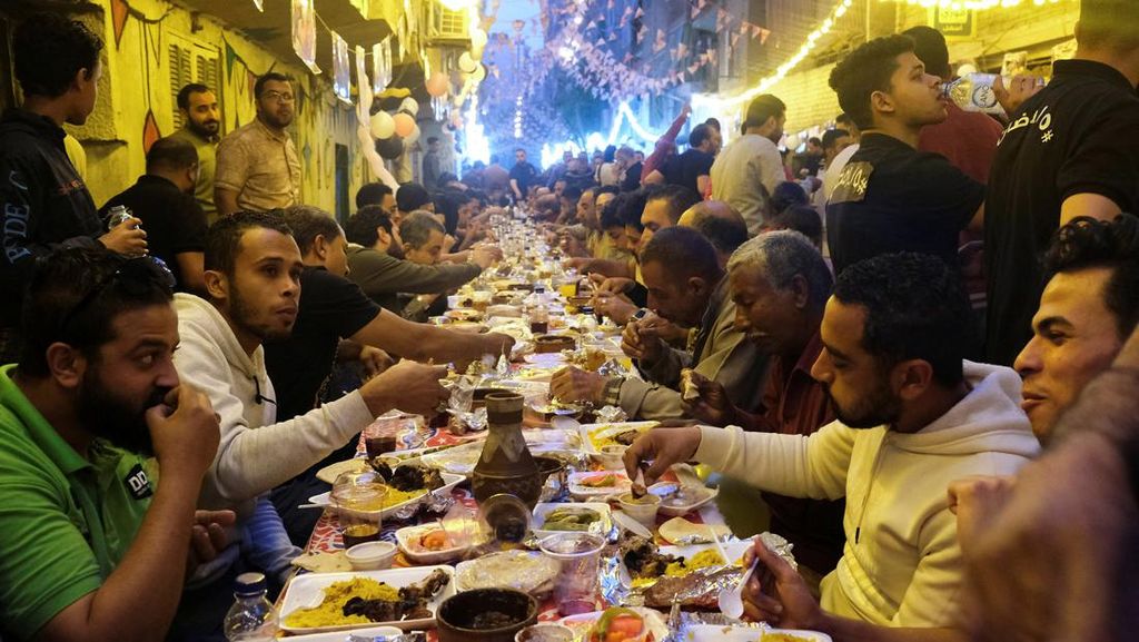 Kegembiraan Buka Puasa Bersama Paling Akbar di Kairo