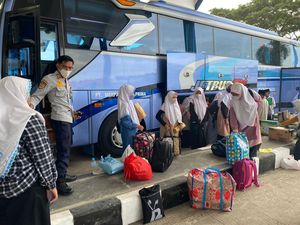 Libur Lebaran, Ratusan Santri Asal Bali Tiba di Terminal Mengwi