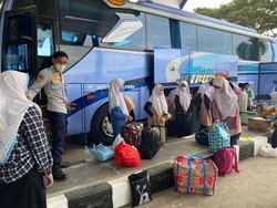 Libur Lebaran, Ratusan Santri Asal Bali Tiba di Terminal Mengwi