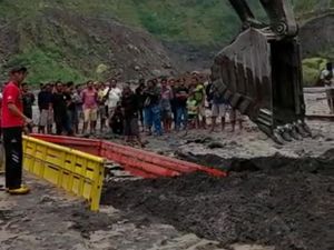 1 Truk Tertimbun Material Banjir Lahar Merapi di Kali Gendol Sleman 1 Truk Tertimbun Material Banjir Lahar Merapi di Kali Gendol Sleman