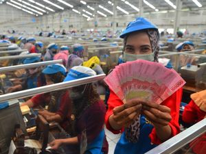 Cairrr... THR Diterima Para Buruh Pabrik Rokok di Kudus