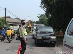 Kemacetan Jalur Mudik Blitar Diantisipasi dengan Simulasi One Way di Kesamben