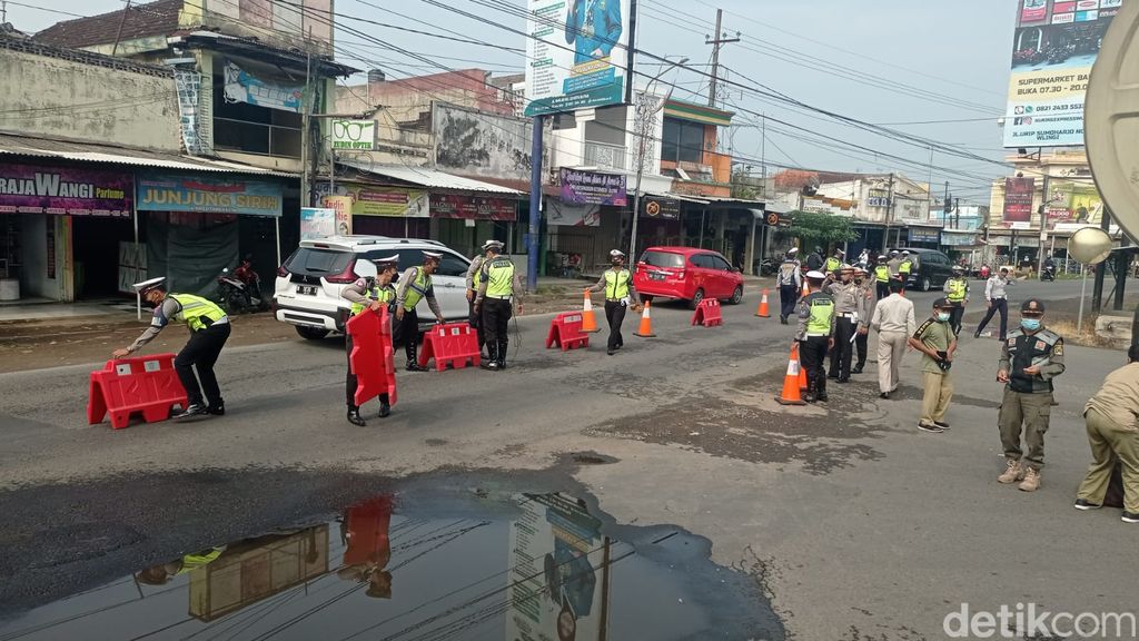 Simulasi rekayasa lalu lintas One Way di Blitar menjelang Arus Mudik Lebaran 2022.