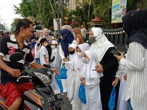 Siswa SD di Bangkalan Bagi-bagi Takjil ke Pengguna Jalan