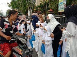 Siswa SD di Bangkalan Bagi-bagi Takjil ke Pengguna Jalan