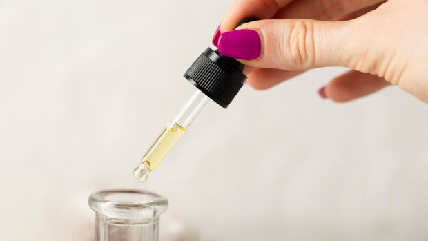 Coba pakai skincare dengan kandungan retinol sebagai bagian rutinitas skincare perempuan usia 20-an.