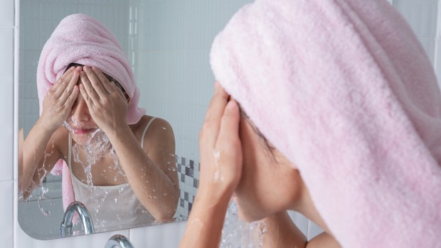 Skincare routine terbaik yang cocok buat perempuan usia 20-an/freepik/jcomp Memilih cleanser yang tepat sebagai bagian skincare routine usia 20-an.