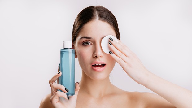 Skincare routine terbaik yang cocok buat perempuan usia 20-an/freepik/lookstudio Selalu bersihkan wajah dari sisa makeup sebagai bagian dari skincare routine perempuan usia 20-an.