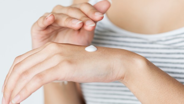 Rutin pakai sunscreen setiap hari sebagai bagian dari rutinitas skincare usia 20-an.