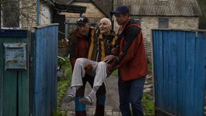 Momen Evakuasi Lansia di Panti Jompo Ukraina