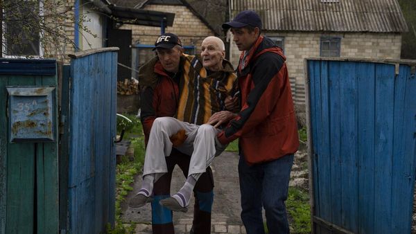 Momen Evakuasi Lansia di Panti Jompo Ukraina